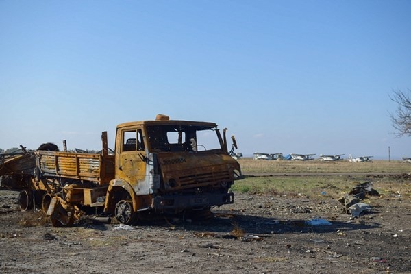 Sân bay Lugansk tan nát bởi giao tranh miền Đông Ukraine - ảnh 7