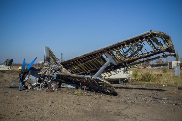 Sân bay Lugansk tan nát bởi giao tranh miền Đông Ukraine - ảnh 8
