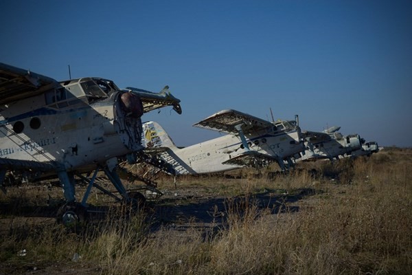 Sân bay Lugansk tan nát bởi giao tranh miền Đông Ukraine - ảnh 10