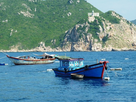 Hai đầm đăng đánh bắt hải sản tại Hòn Mun và Hòn Nọc từng hoạt động công khai cách khu bảo tồn biển 100m Hai đầm đăng đánh bắt hải sản tại Hòn Mun và Hòn Nọc từng hoạt động công khai cách khu bảo tồn biển 100m