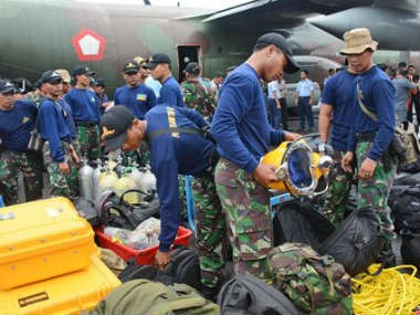 Hộp đen nằm bên phần đuôi phải máy bay AirAsia - ảnh 1