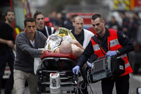 Thảm sát ở báo Charlie Hebdo Pháp: Ban biên tập gần như bị xóa sạch - ảnh 1