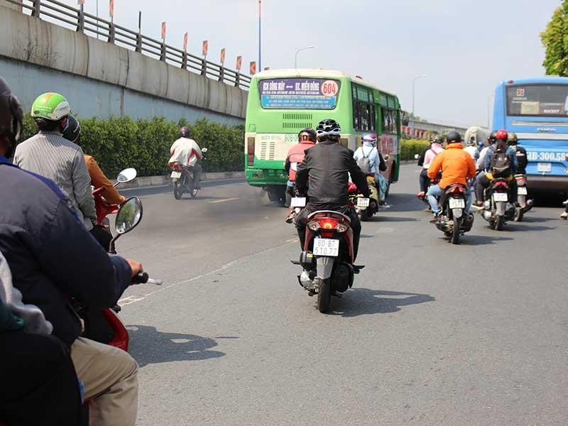 Kinh khủng khói đen xe buýt thải ra đường - ảnh 1