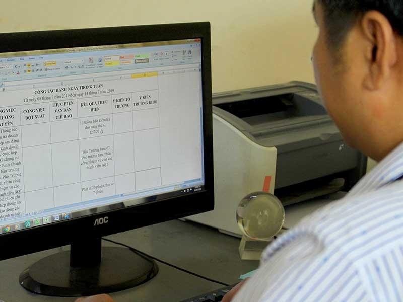 Cán bộ phường viết nhật ký để phục vụ dân