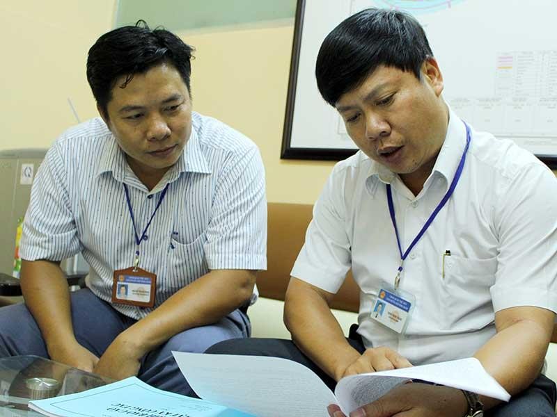Cán bộ phường viết nhật ký để phục vụ dân