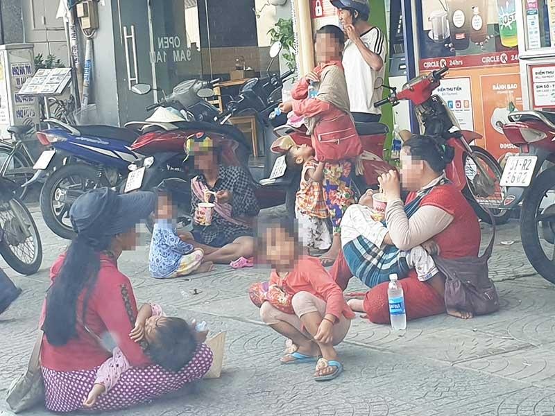 Nhức nhối cảnh trẻ lê lết ăn xin ở TP.HCM