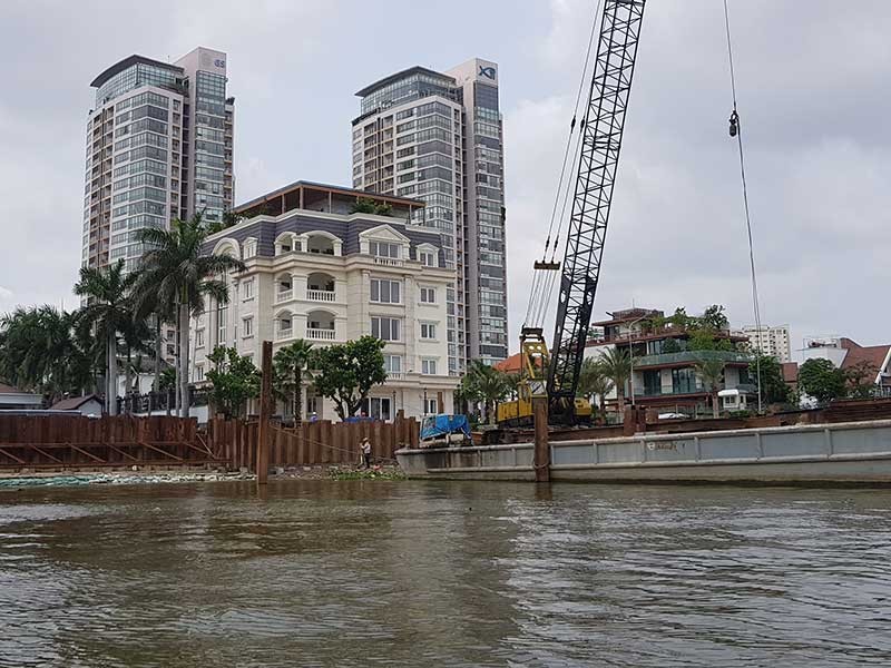 Bờ sông Sài Gòn đang bị ‘băm nát’ làm của riêng - ảnh 1