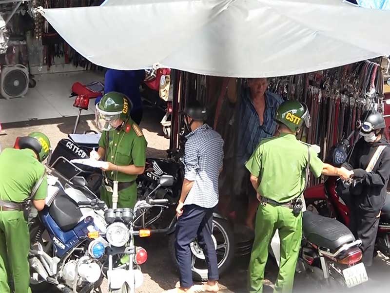 Nhiều người trẻ chủ động chung chi để được việc