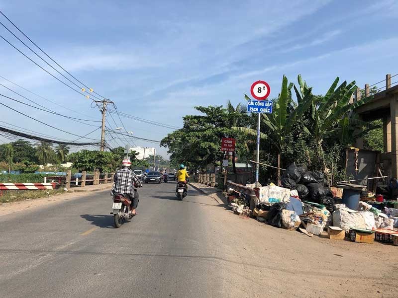 Nguy cơ sập cầu vì gồng gánh nhiều xe quá tải - ảnh 1