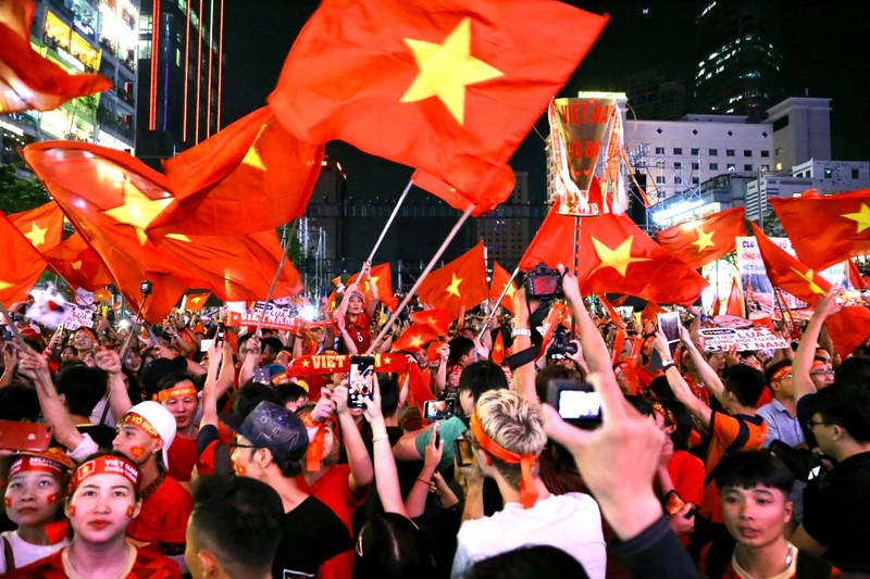 Cả nước xuống đường ăn mừng Việt Nam chiến thắng! - ảnh 3