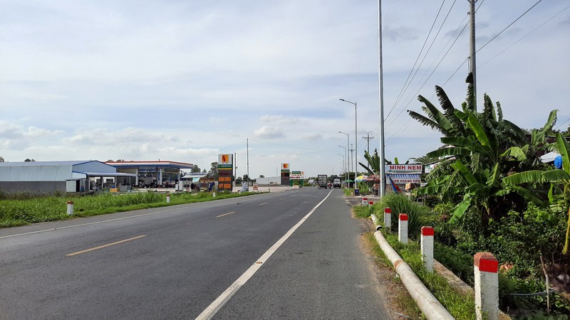 Cận cảnh những công trình lấn chiếm đường dẫn cầu Vàm Cống - ảnh 2
