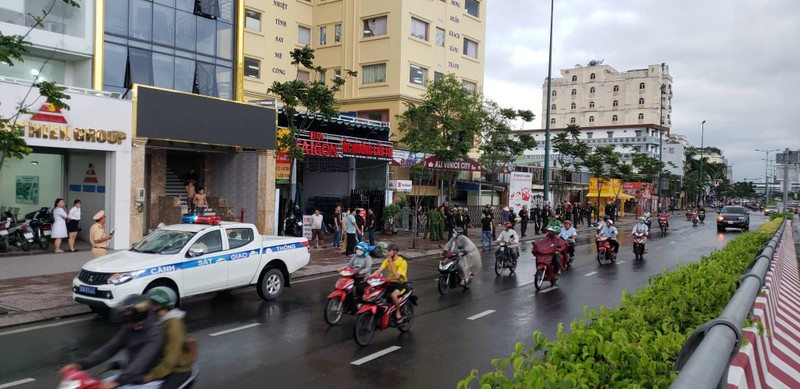 Rất đông cảnh sát vây trụ sở địa ốc Alibaba - 3