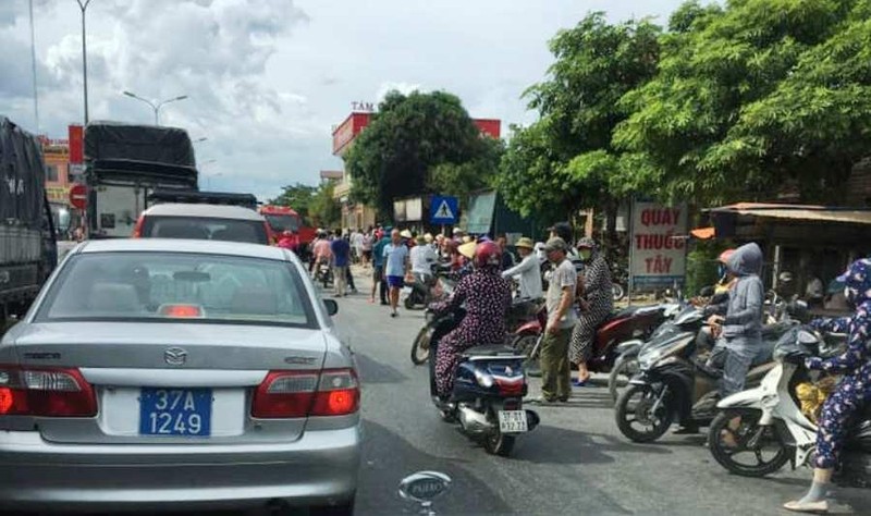 Quốc lộ 1A ách tắc do khói từ đám cháy lớn ở nhà dân