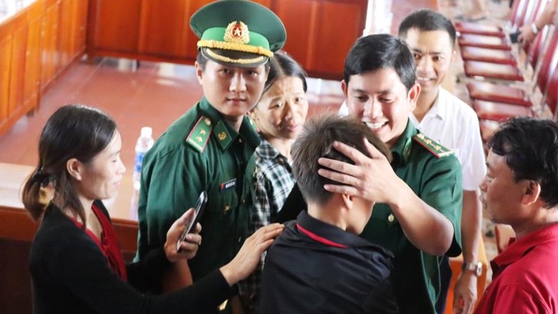 Chùm ảnh: Rưng rưng xúc động đón 3 ngư dân bơi 25 giờ trở về - ảnh 7