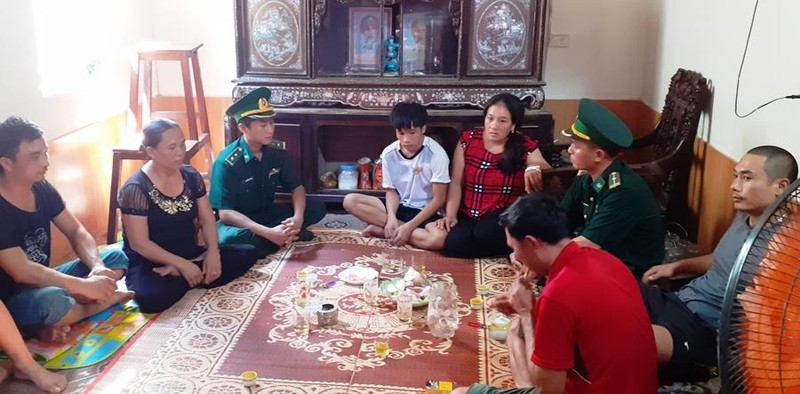 Chùm ảnh: Rưng rưng xúc động đón 3 ngư dân bơi 25 giờ trở về - ảnh 10