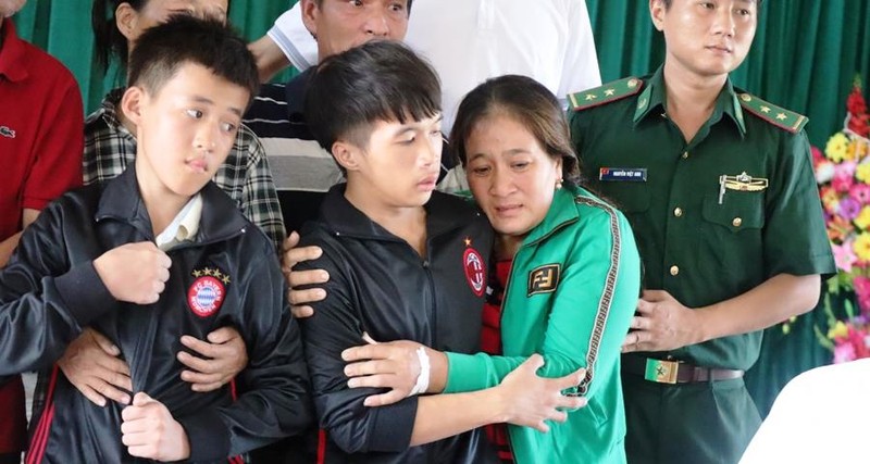 Chùm ảnh: Rưng rưng xúc động đón 3 ngư dân bơi 25 giờ trở về - ảnh 8