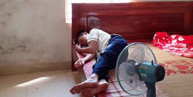 Chùm ảnh: Rưng rưng xúc động đón 3 ngư dân bơi 25 giờ trở về - ảnh 12