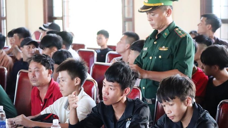 Chùm ảnh: Rưng rưng xúc động đón 3 ngư dân bơi 25 giờ trở về - ảnh 9
