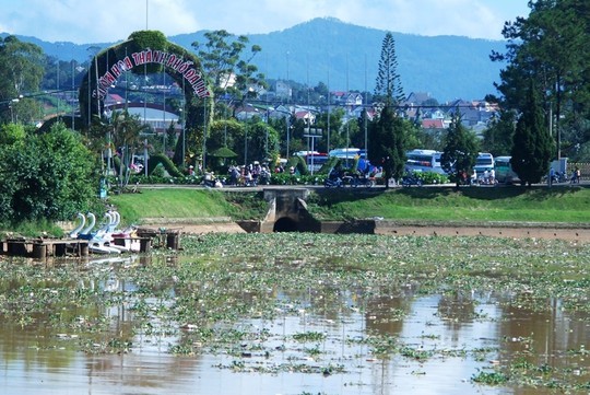 Hồ Xuân Hương đầy rác, cạn bất thường