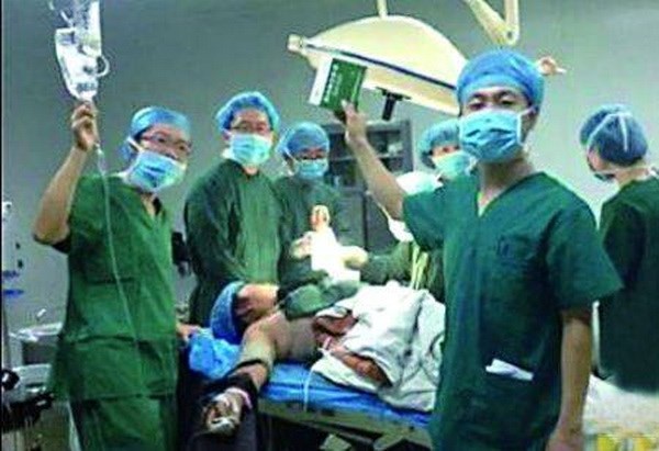 Selfie bên cạnh bệnh nhân vừa phẫu thuật, bác sĩ bị đình chỉ - ảnh 1