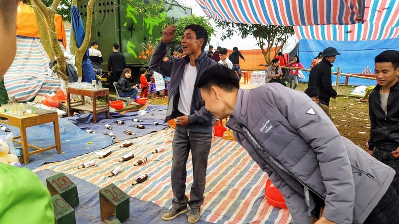 Người dân nô nức đi Lễ hội đền Đuổm - ảnh 7