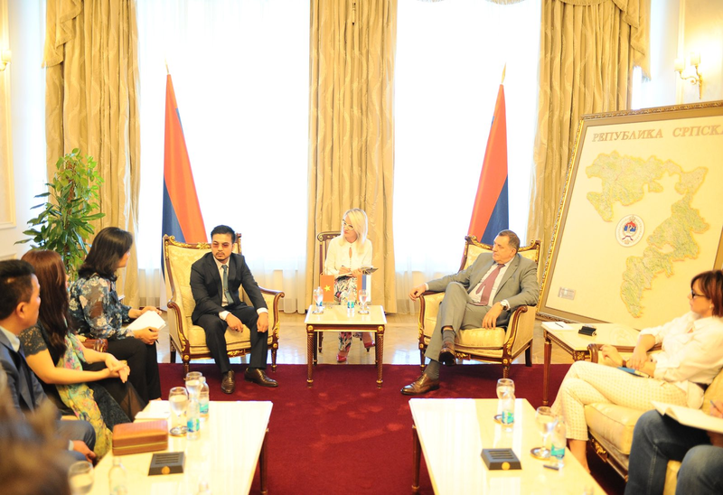 AP, Bloomberg, Reuters đưa tin về tỷ phú Mai Vũ Minh - ảnh 2