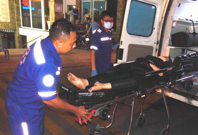 Nhân viên cấp cứu 115 TP.HCM chuyển bệnh nhân lên xe cứu thương. Ảnh: TRẦN NGỌC