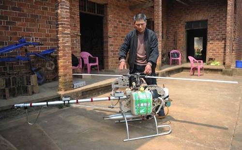 Nông dân chế máy bay để... phun thuốc trừ sâu - ảnh 5