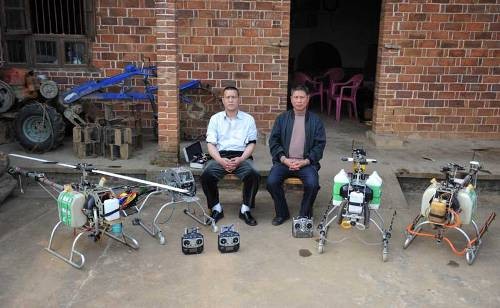 Nông dân chế máy bay để... phun thuốc trừ sâu - ảnh 6