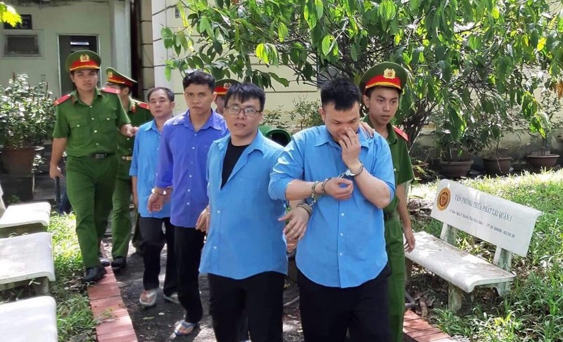 Dùng mã tấu, bình xá»t hÆ¡i cay cưá»p tà i sản, chá»ng trả công an - ảnh 1