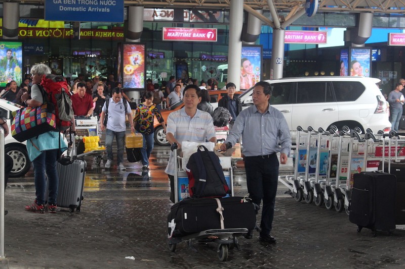 Hành khách ‘thờ ơ' với xe buýt sân bay Tân Sơn Nhất - ảnh 6