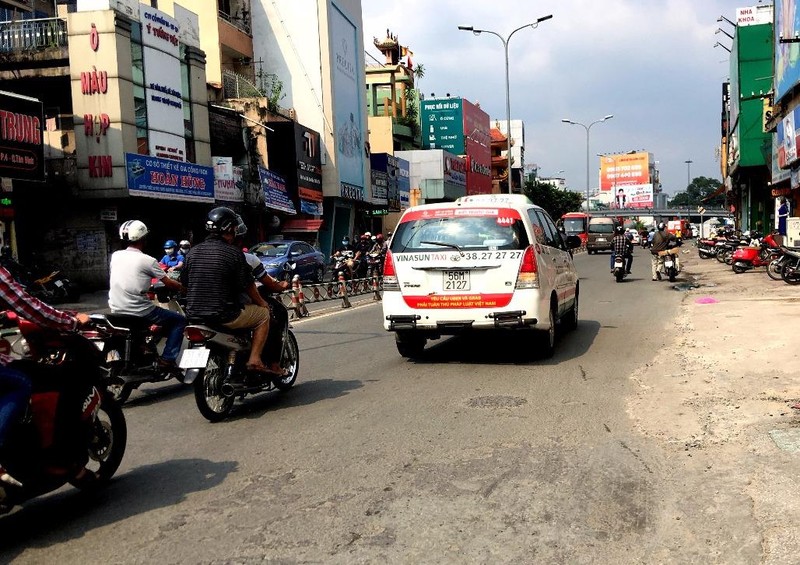 Bất ngờ taxi Vinasun dán khẩu hiệu phản đối Uber, Grab - ảnh 5