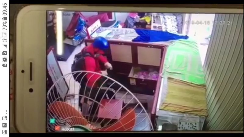 1 tiệm vàng bị cướp tấn công giữa trưa - ảnh 1