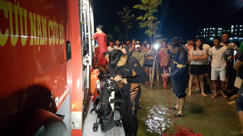 Nước ngập đường, 1 phụ nữ rơi xuống hồ Bún Xáng mất tích - ảnh 1
