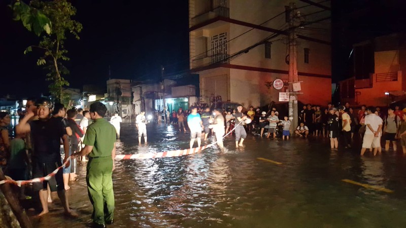 Nước ngập đường, 1 phụ nữ rơi xuống hồ Bún Xáng mất tích - ảnh 3
