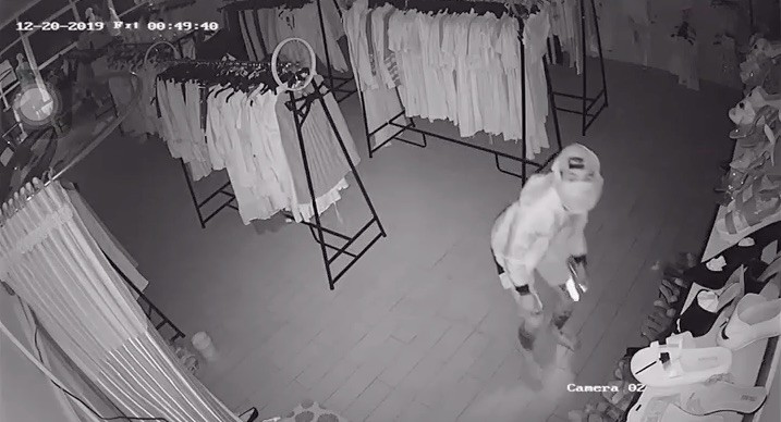 Đục trần nhà vào trộm tiền, vặt luôn 3 camera an ninh - ảnh 3