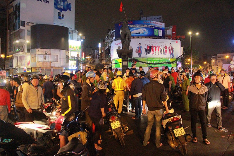 3 giờ hàng trăm thanh niên vẫn nẹt pô, thổi kèn cổ vũ - ảnh 3