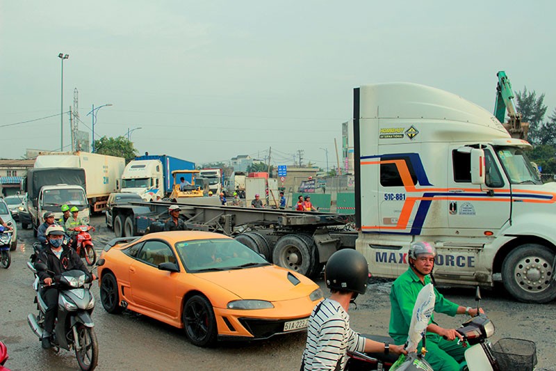 Cần 'túi đựng' container để gỡ kẹt xe cảng Cát Lái - ảnh 1