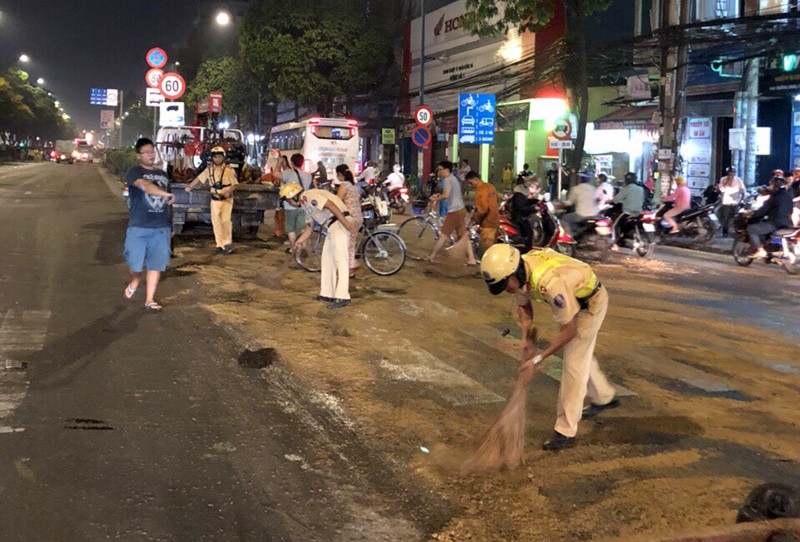 Xúc động CSGT rải cát trên nhớt cho xe khỏi bị trượt - ảnh 3