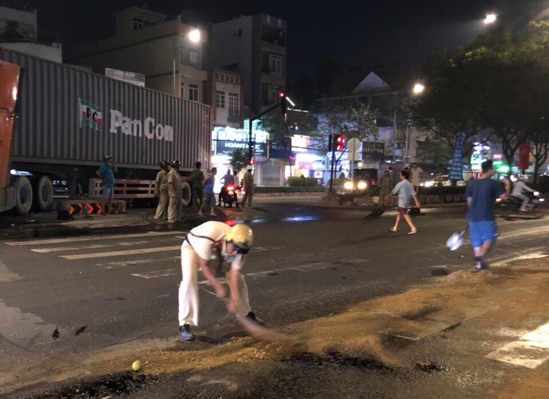 Xúc động CSGT rải cát trên nhớt cho xe khỏi bị trượt - ảnh 4