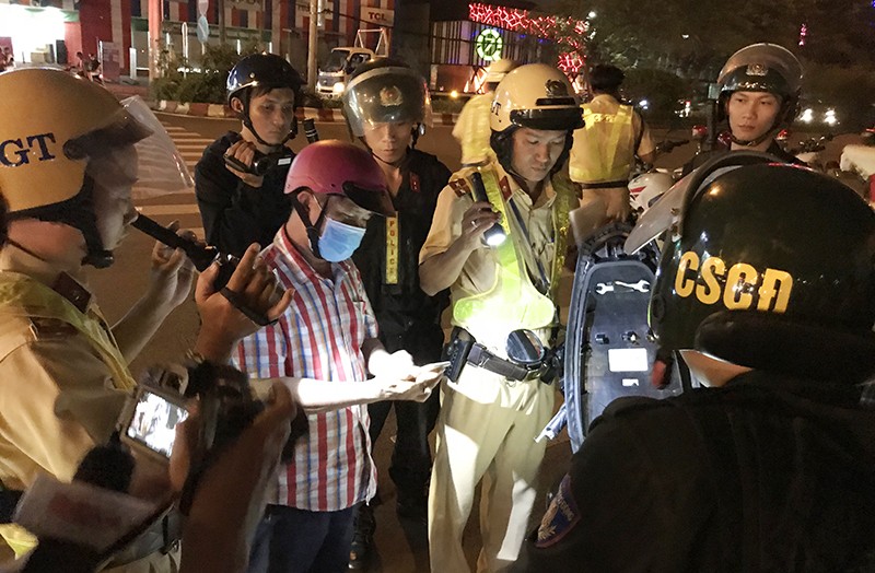 Thanh niên 'cù nhầy', hỏi CSGT 'biết nhậu không?' - ảnh 2