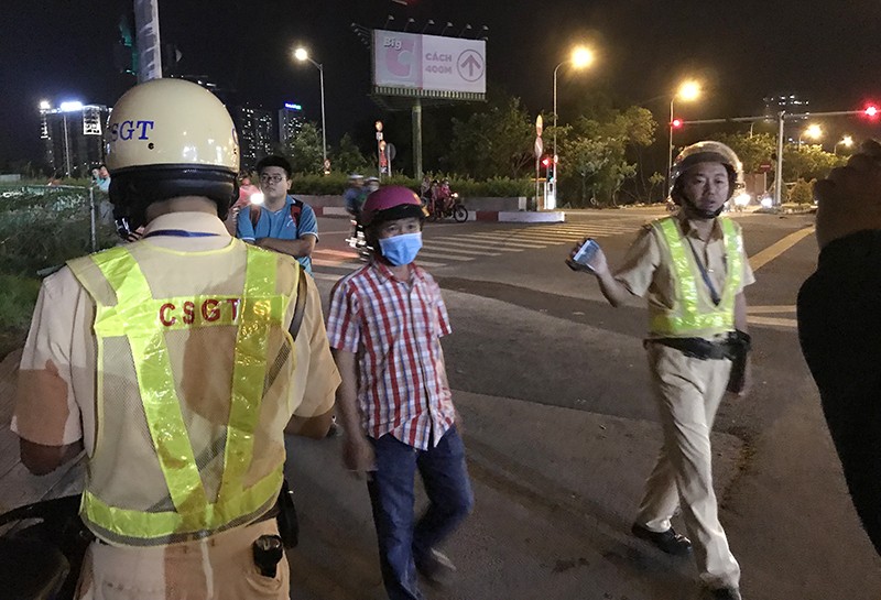 Thanh niên 'cù nhầy', hỏi CSGT 'biết nhậu không?' - ảnh 1