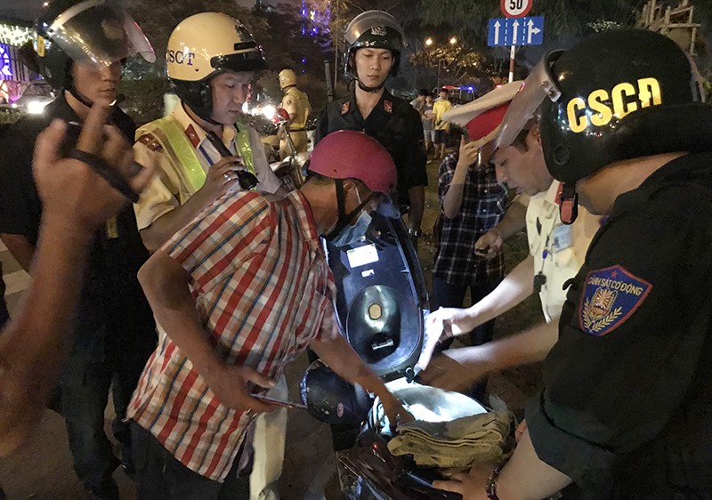 Thanh niên 'cù nhầy', hỏi CSGT 'biết nhậu không?' - ảnh 3