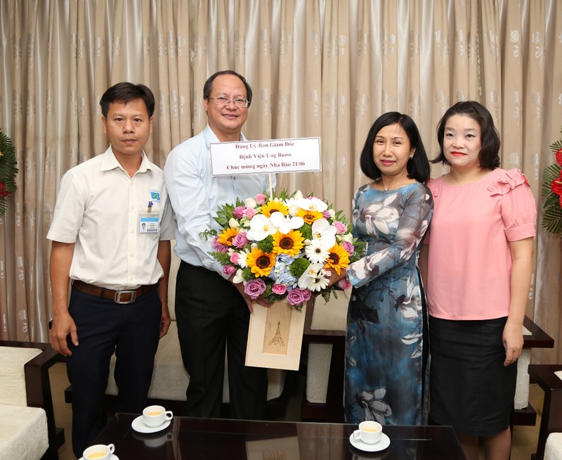 Thủ tướng Chính phủ gửi hoa chúc mừng báo Pháp Luật TP.HCM - ảnh 5
