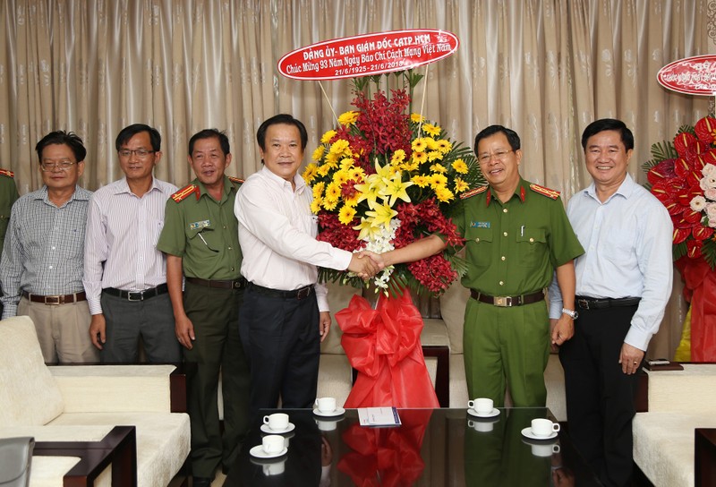 Thủ tướng Chính phủ gửi hoa chúc mừng báo Pháp Luật TP.HCM - ảnh 2