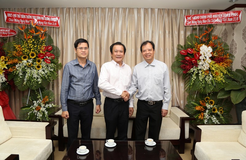 Thủ tướng Chính phủ gửi hoa chúc mừng báo Pháp Luật TP.HCM - ảnh 1