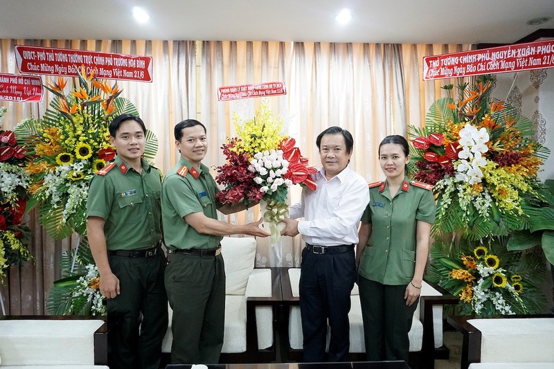 Thủ tướng Chính phủ gửi hoa chúc mừng báo Pháp Luật TP.HCM - ảnh 8
