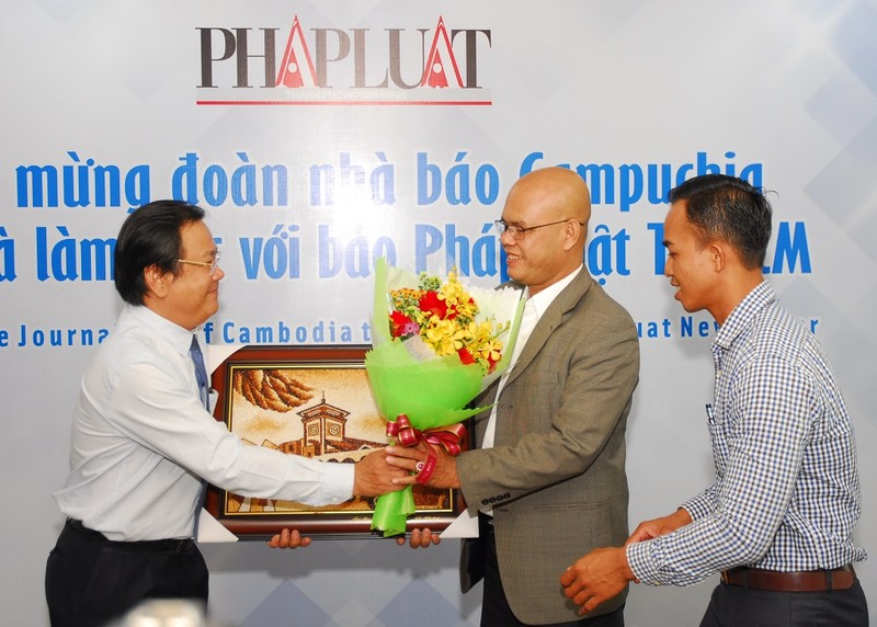 Đoàn báo chí Campuchia thăm, làm việc với báo Pháp Luật TP.HCM - ảnh 2