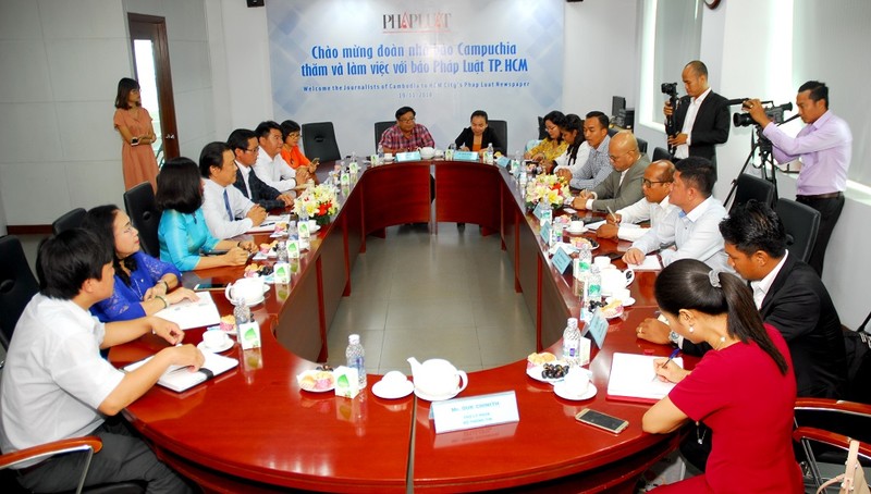 Đoàn báo chí Campuchia thăm, làm việc với báo Pháp Luật TP.HCM - ảnh 1