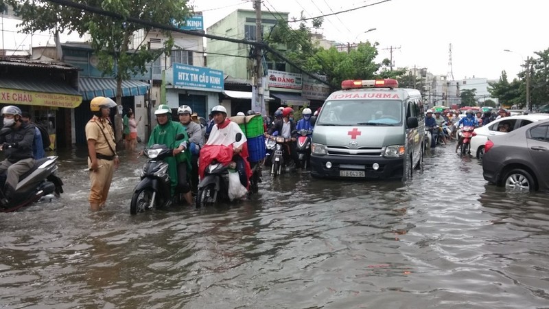 Xe cứu thương bì bõm giữa dòng nước gần Bến xe Miền Đông - ảnh 1